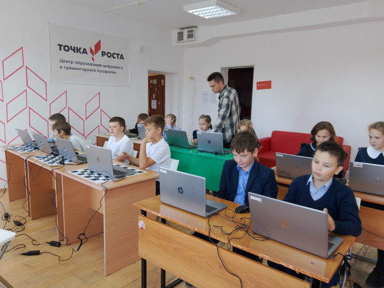Мобильный технопарк "Кванториум" с 30 сентября начал свою работу на базе Семилейской школы..